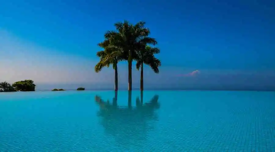 What are the Main Differences Between Normal Pools and Infinity Pools?